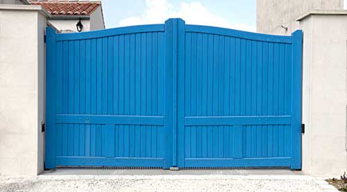 Portail entrée maison bois bleu battant