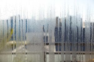 humidité maison gouttes eau ruiselent sur vitre