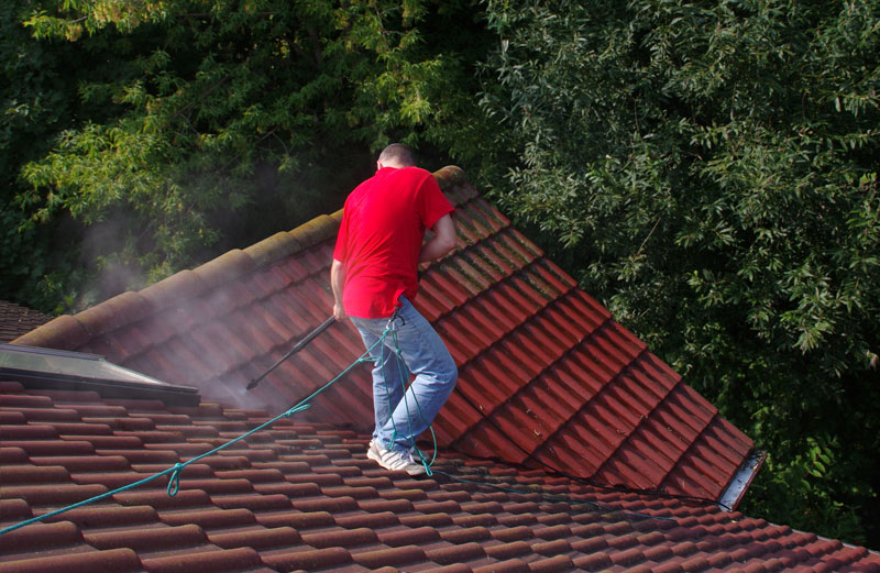 Nettoyage de toiture : comment faire ? A quel prix