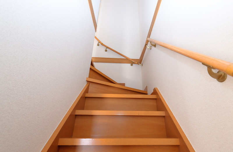 Comment installer une rampe d'escalier en corde ?