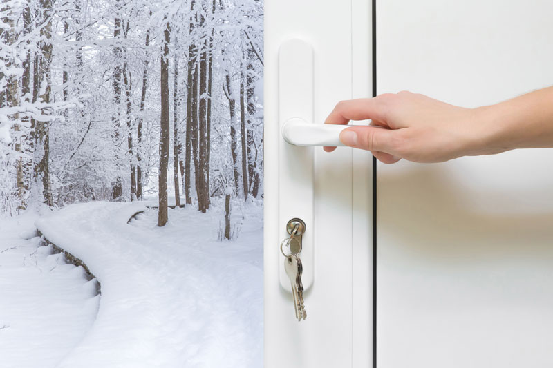 Сугробы на дверь. Дверь в снегу. Снег за дверью. Заснеженная дверь. Дверь в зиму.