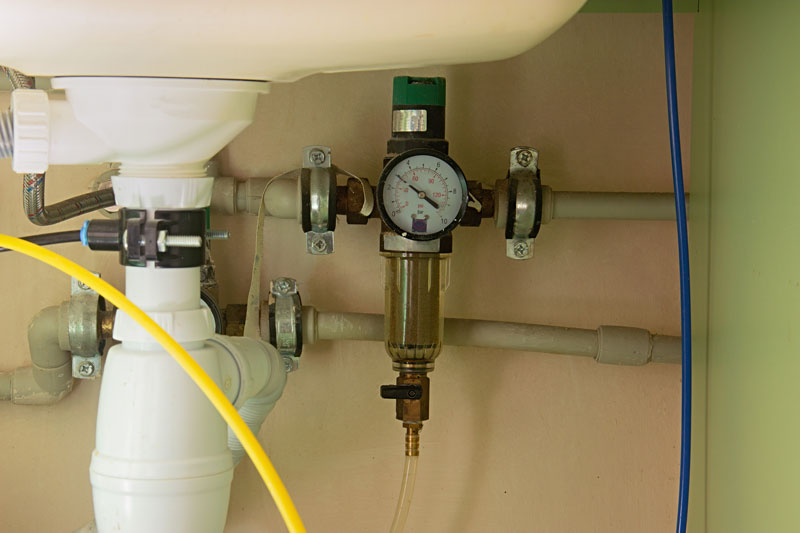 Comment régler la pression d'eau sur un réducteur de pression ?