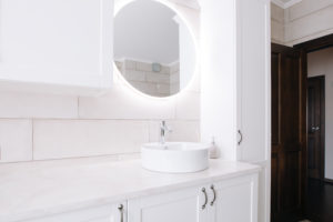 Salle de bain minimaliste avec miroir lumineux